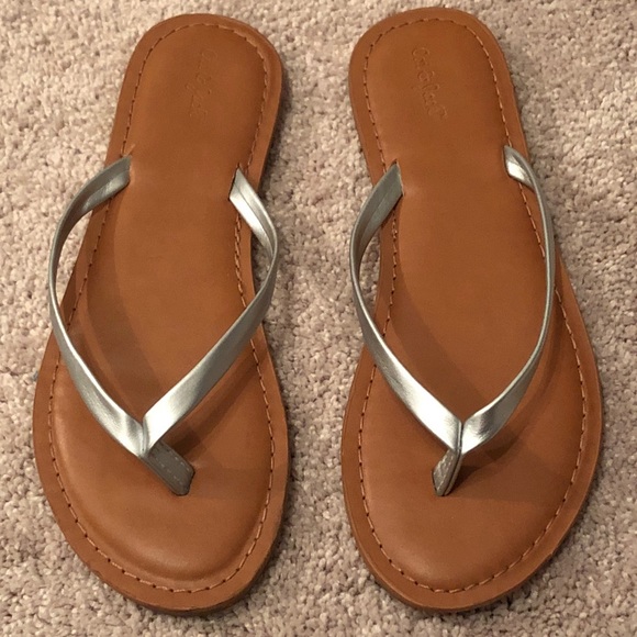 girls silver flip flops